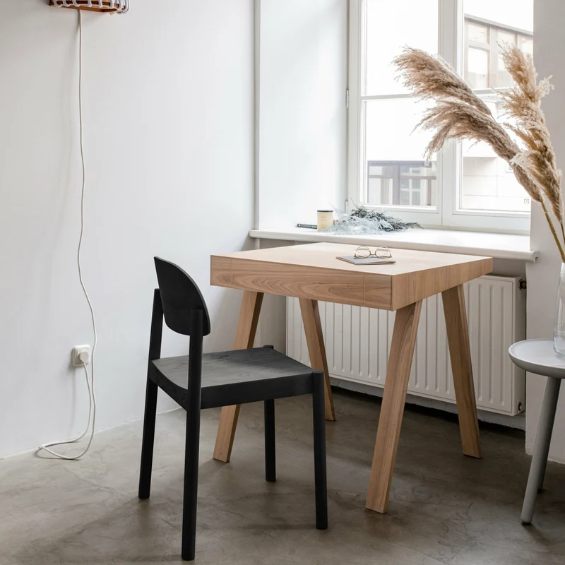 Chaise en chêne teinté noir et dossier oval Citizen - Emko