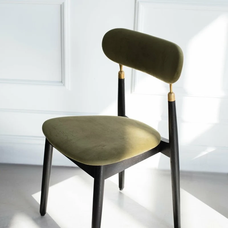Chaise en chêne teinté noir et velours vert mousse 7.1 - Emko