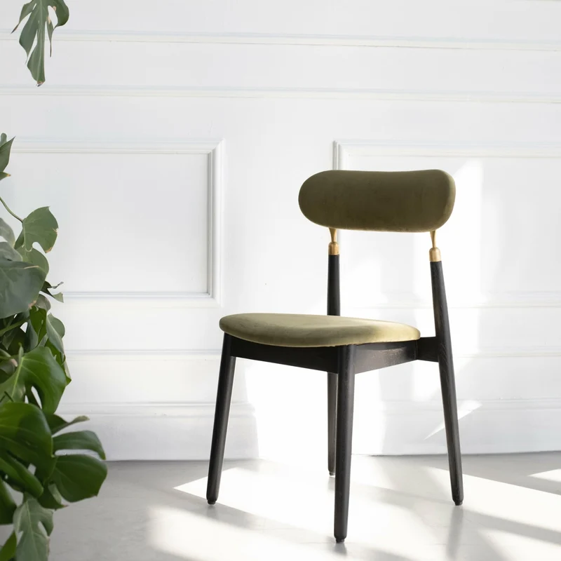 Chaise en chêne teinté noir et velours vert mousse 7.1 - Emko
