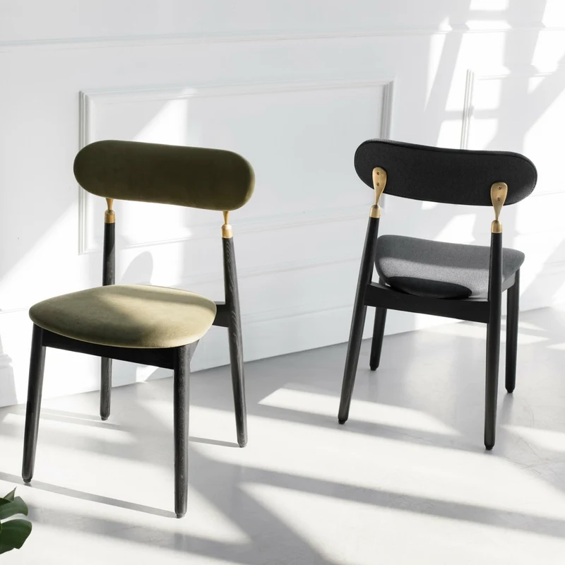 Chaise en chêne teinté noir et velours vert mousse 7.1 - Emko