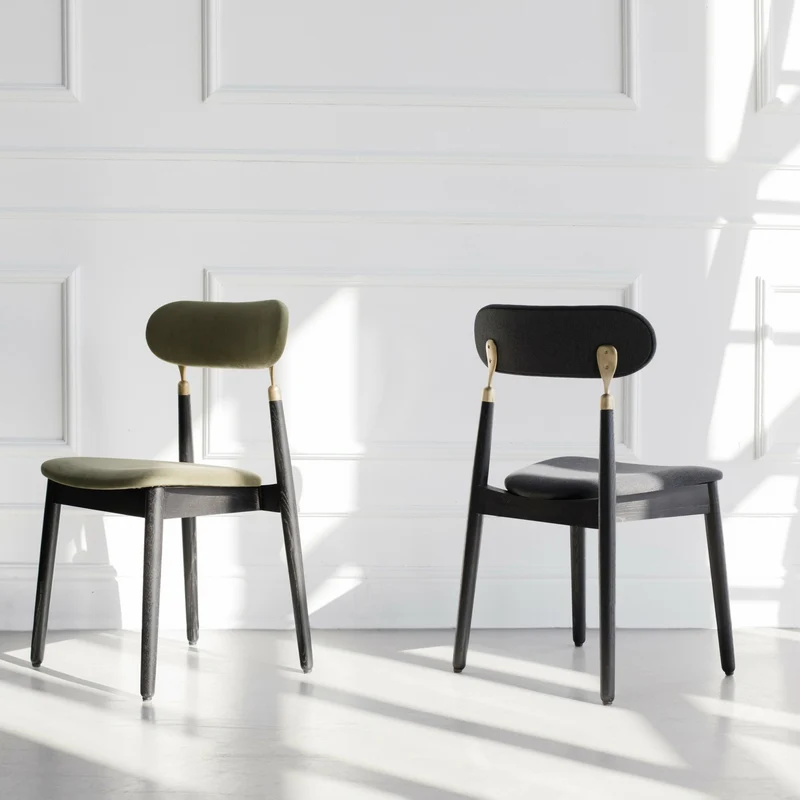 Chaise en chêne teinté noir et velours vert mousse 7.1 - Emko