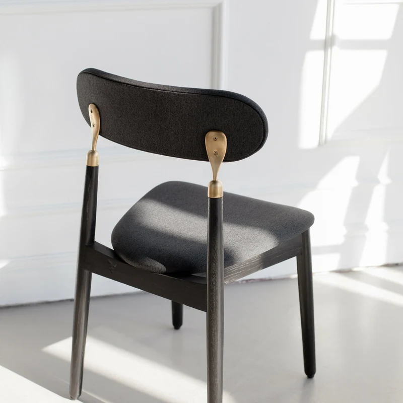 Chaise en chêne teinté noir avec tissu tissé noir 7.1 - Emko