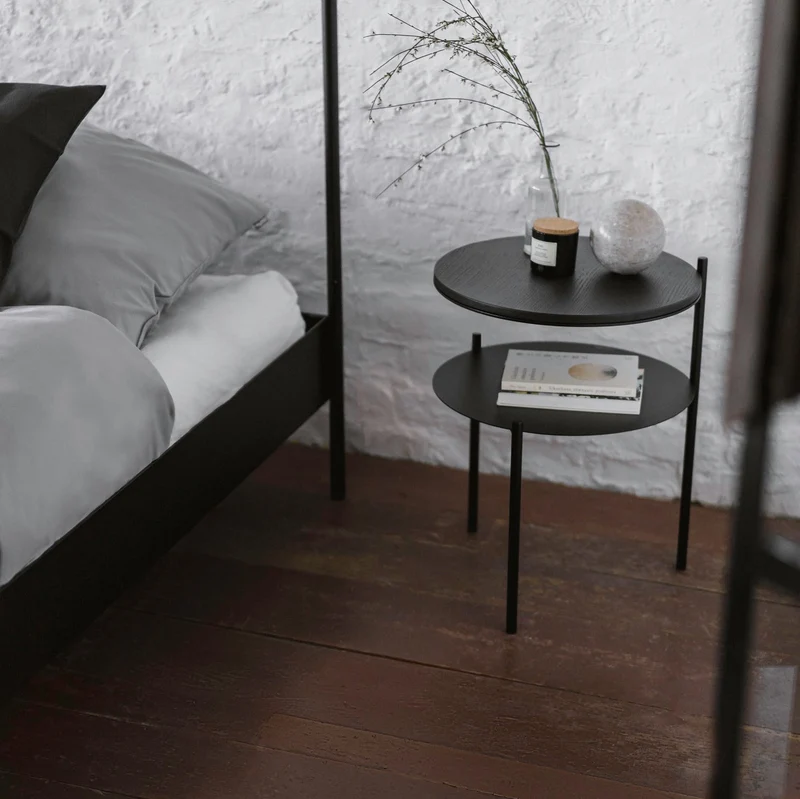 Table de chevet en chêne plaqué et acier noire Tu - noo.ma