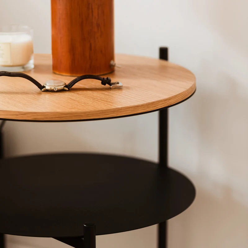 Table de chevet en chêne plaqué naturel et acier noire- noo.ma