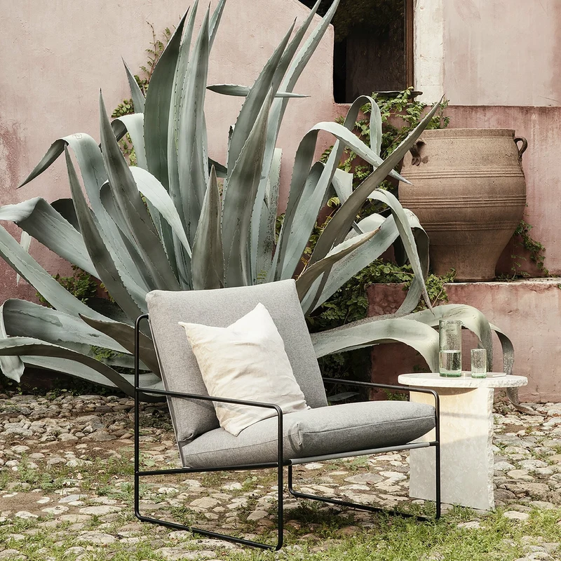 Fauteuil extérieur sable et métal noir Desert - Ferm Living
