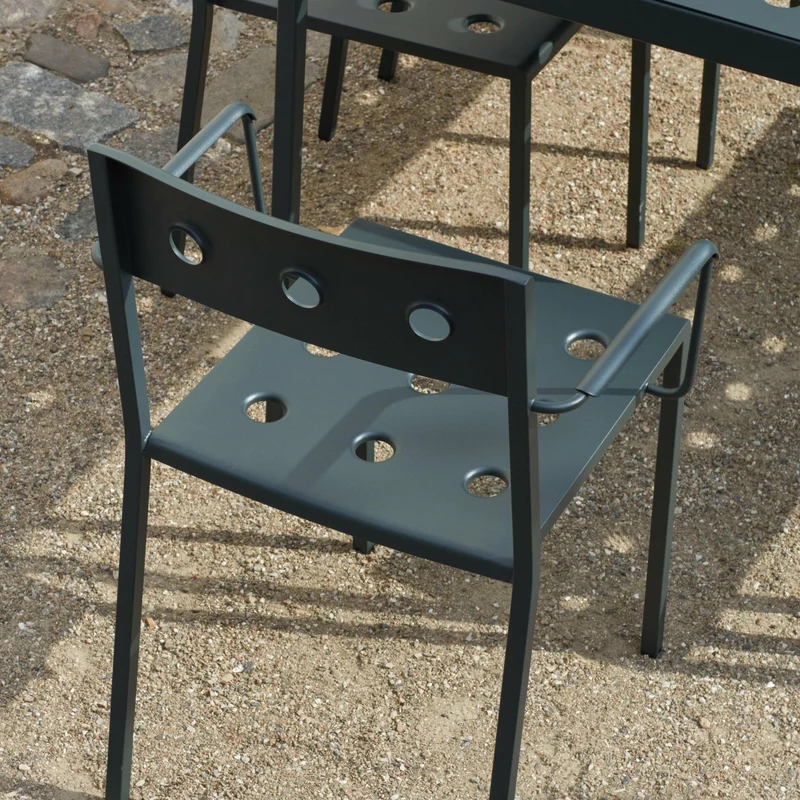 Chaise de jardin avec accoudoirs en acier rouge Balcony - HAY