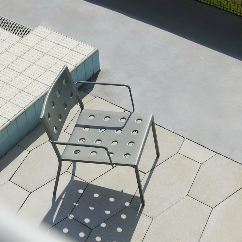 Chaise de jardin avec accoudoirs en acier rouge Balcony - HAY