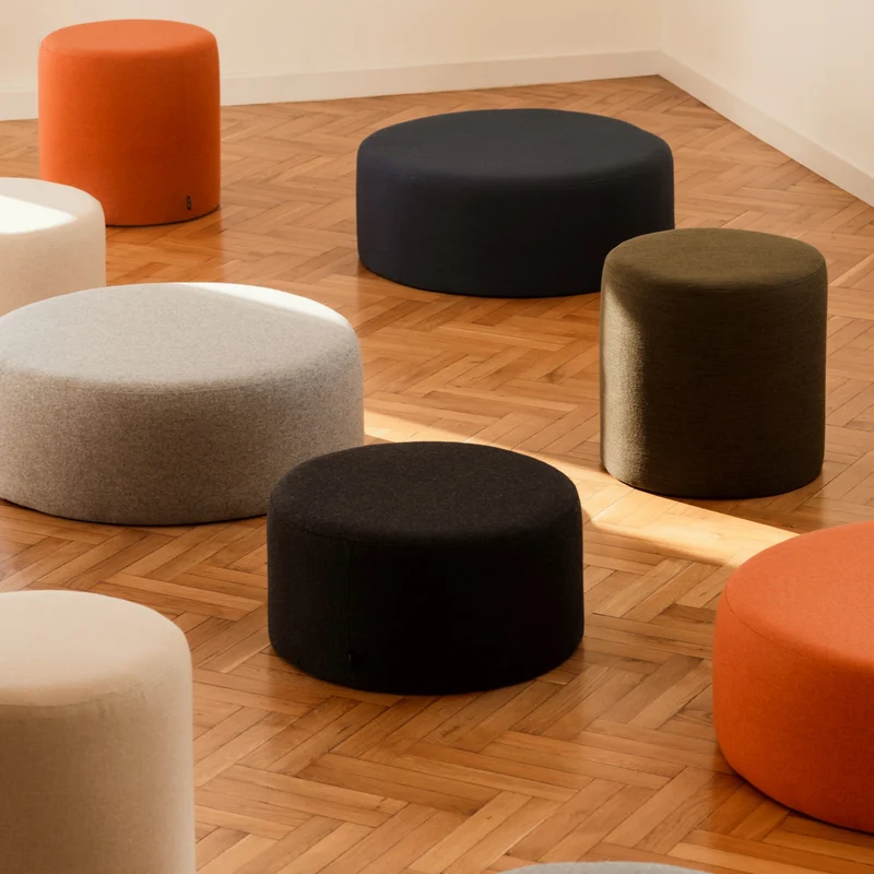 Pouf en laine noir 25 cm Folk - noo.ma