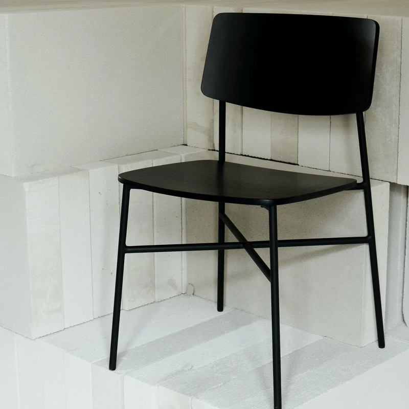 Chaise en chêne et métal noire Paragon - HANDVÄRK