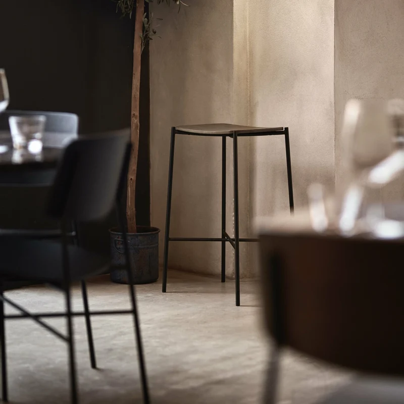 Tabouret de bar en chêne naturel et métal noir Paragon - HANDVÄRK