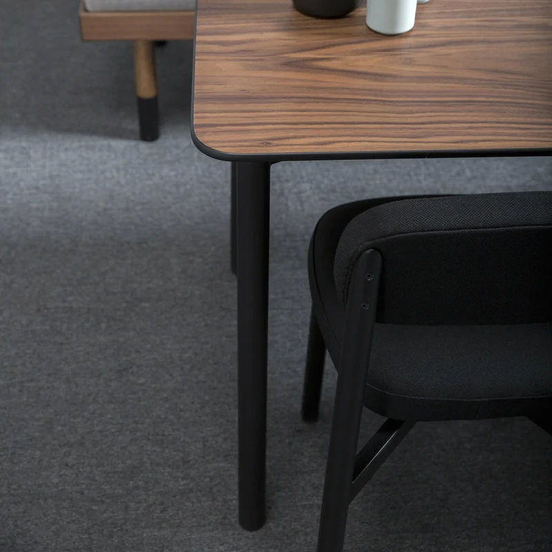 Table à manger en noyer Residence 174 - Kann Design