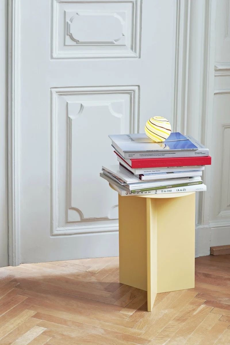 Table d'appoint en acier jaune Slit - HAY