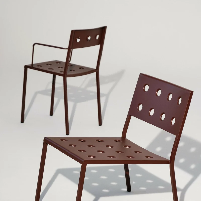 Chaise lounge de jardin avec accourdoirs en acier rouge Balcony - HAY