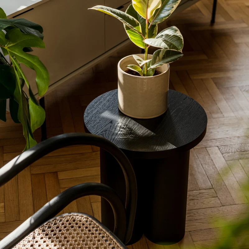 Tabouret en placage de chêne et tôle d'acier noir Oly - noo.ma