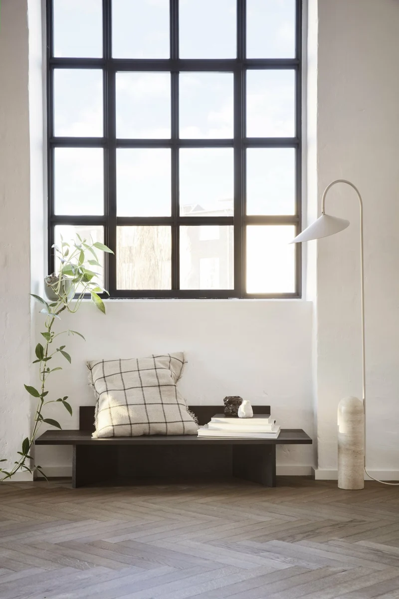 Banc oblique en chêne massif noir - Ferm Living