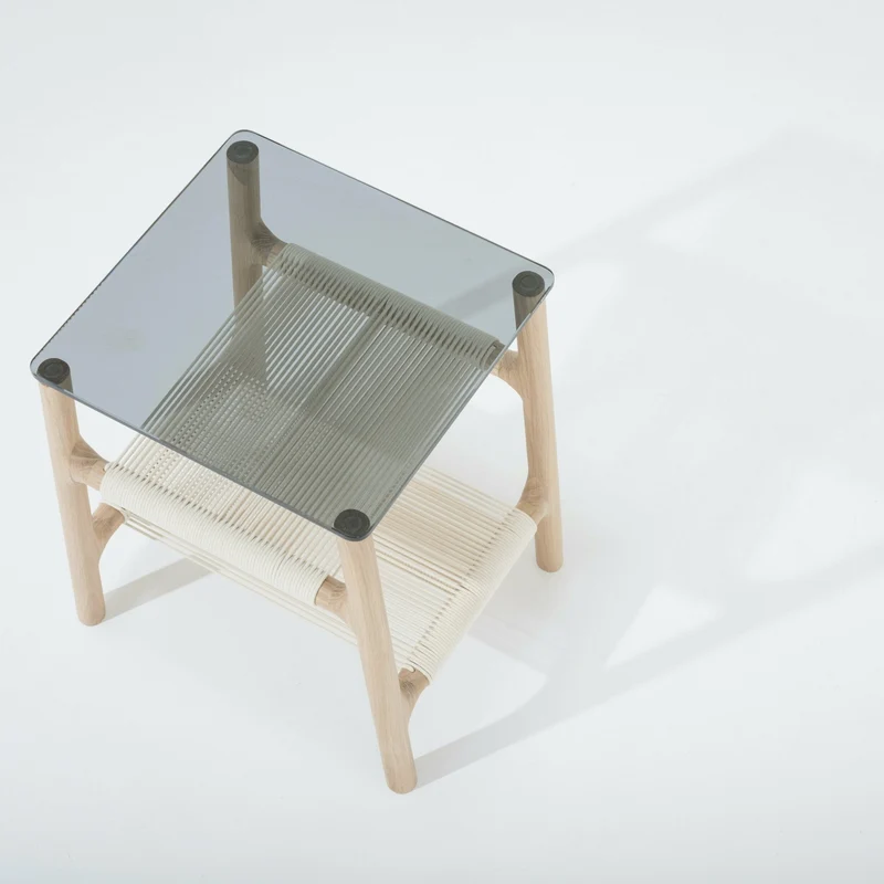 Table d'appoint en chêne blanchi huilé et verre trempé gris Fawn - Gazzda