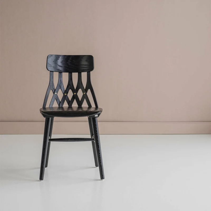 Chaise en frêne noir Y5 - Hans K