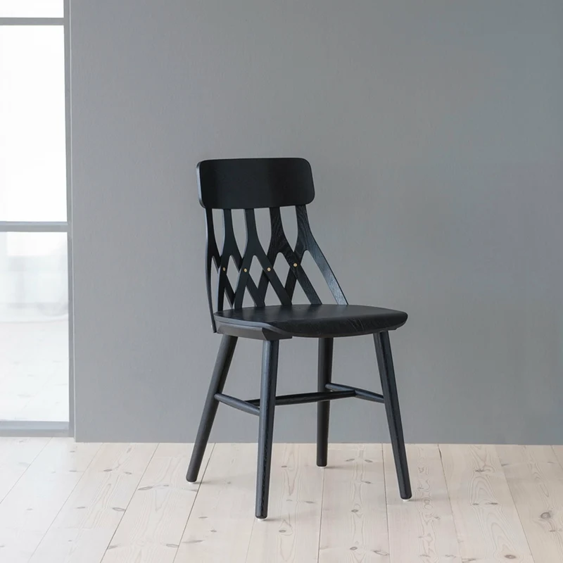 Chaise en frêne noir Y5 - Hans K
