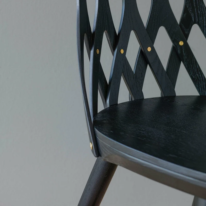 Chaise en frêne noir Y5 - Hans K
