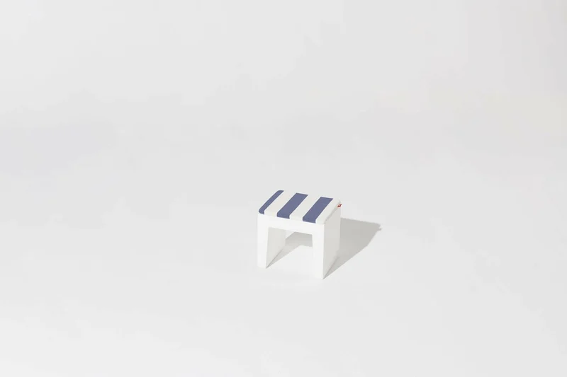 Tabouret gris clair en matières recyclées Concrete - Fatboy