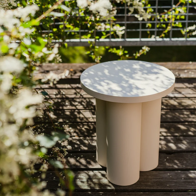 Tabouret en placage de chêne et tôle d'acier beige Oly - noo.ma