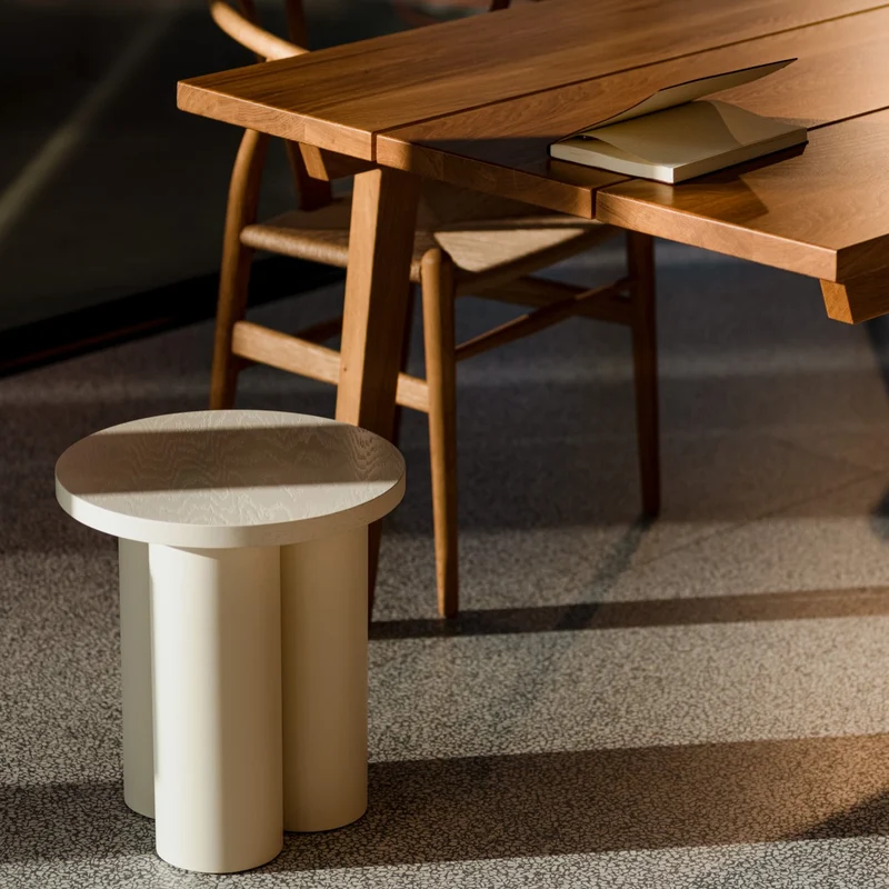 Tabouret en placage de chêne et tôle d'acier beige Oly - noo.ma