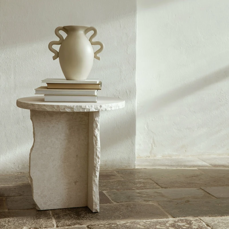 Table sculpturale minérale en marbre blanc 52 x 50 cm Bianco Curia - Ferm Living