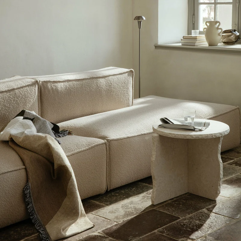 Table sculpturale minérale en marbre blanc 52 x 50 cm Bianco Curia - Ferm Living