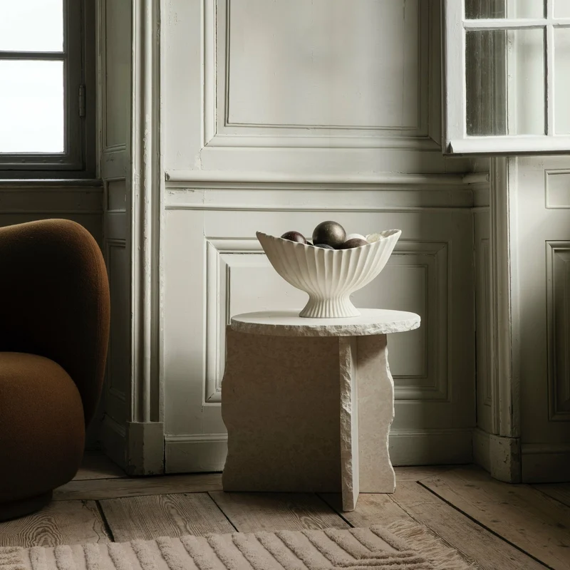 Table sculpturale minérale en marbre blanc 52 x 50 cm Bianco Curia - Ferm Living