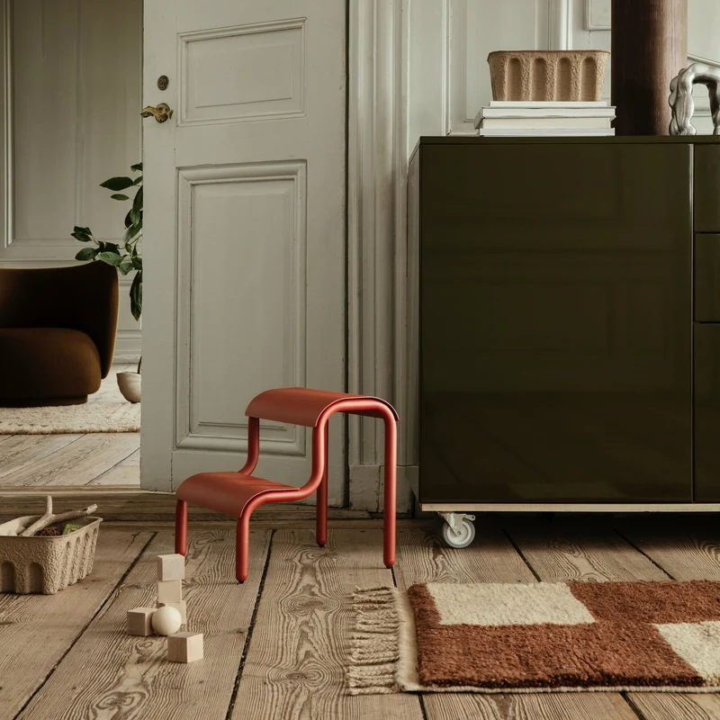 Tabouret en fer rouge coquelicot 34 x 36,2 x 35,7 cm Up Step - Ferm Living