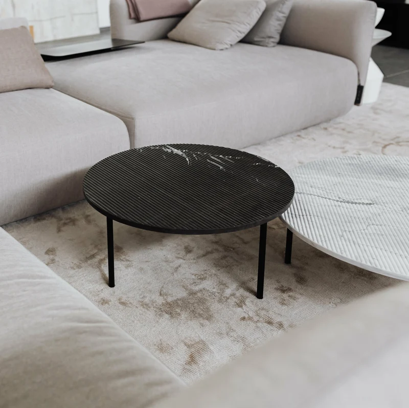 Table basse ronde en marbre noir rainuré 70cm Gruff - Un’common