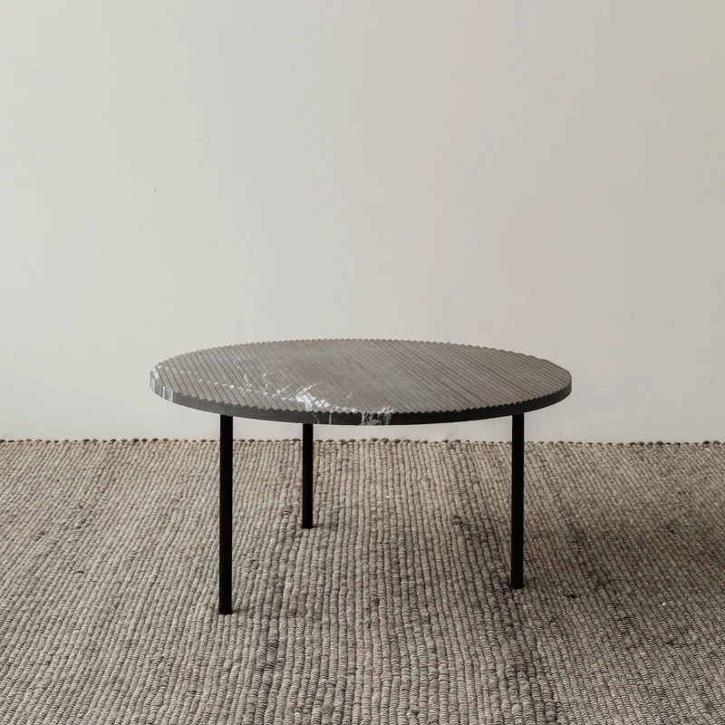 Table basse ronde en marbre noir rainuré 70cm Gruff - Un’common