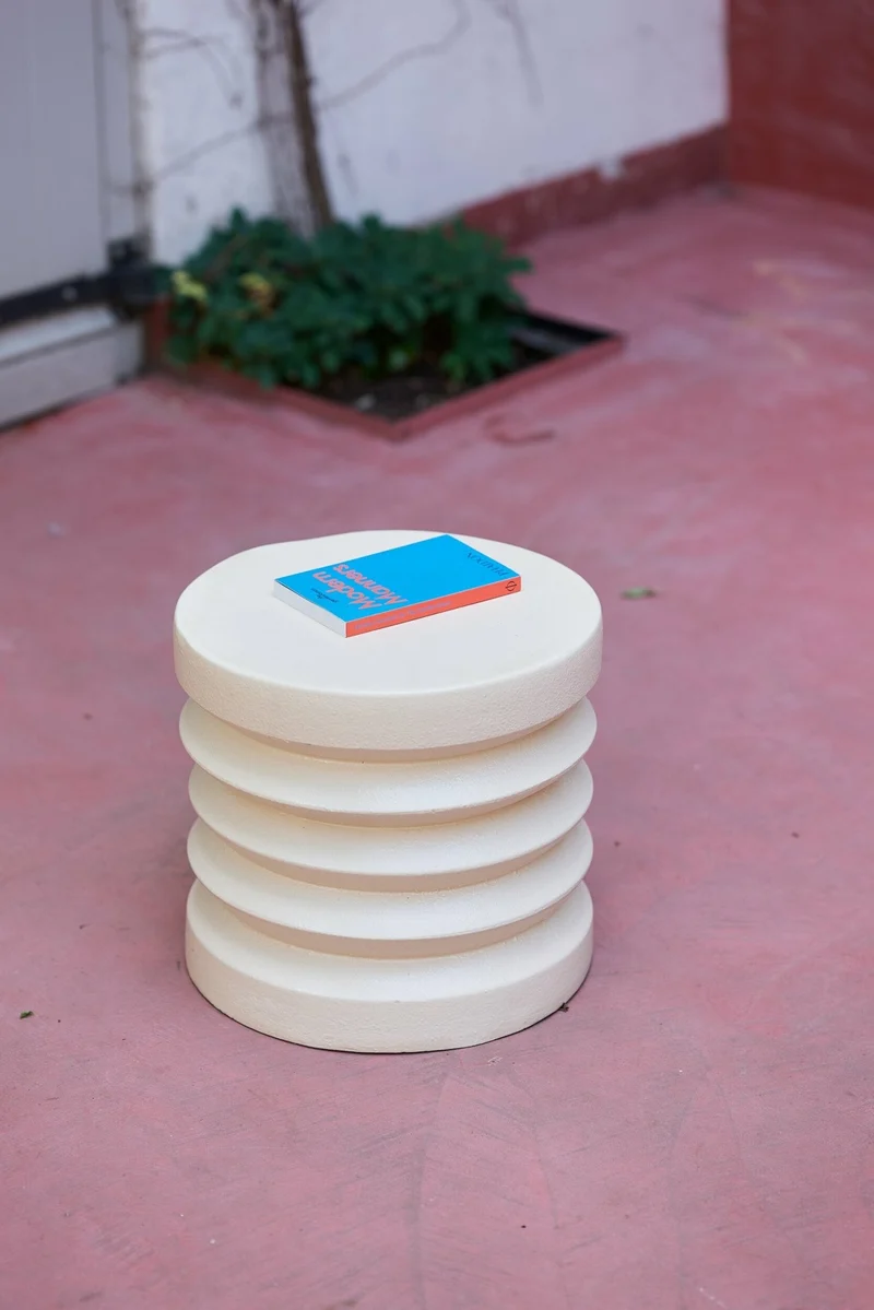 Table d'appoint en grès crème - HKLIVING