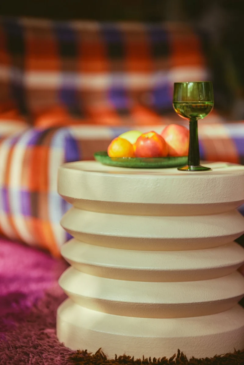 Table d'appoint en grès crème - HKLIVING