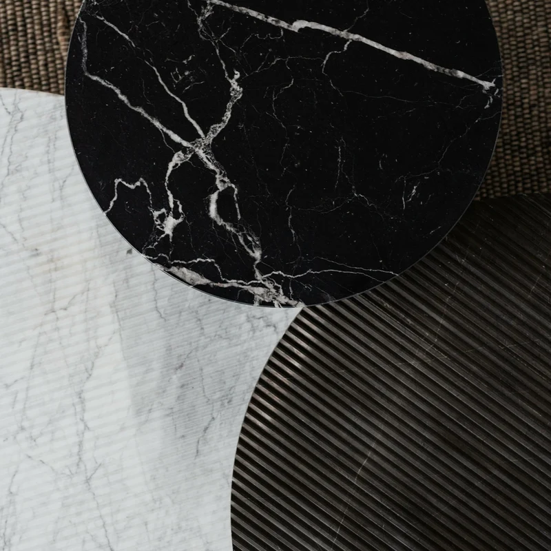 Table basse en marbre noir Marquina brossé S Gruff - Un’common