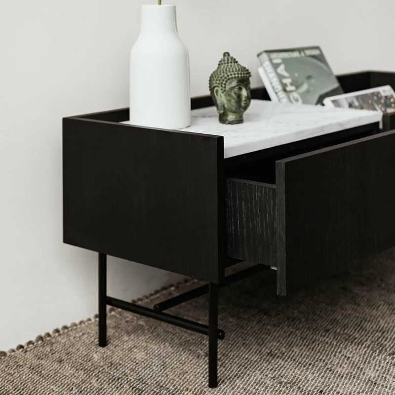 Buffet bas en chêne graphite et marbre blanc broyé Forst - Un’common
