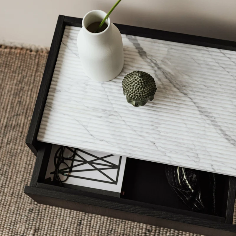 Buffet bas en chêne graphite et marbre blanc broyé Forst - Un’common