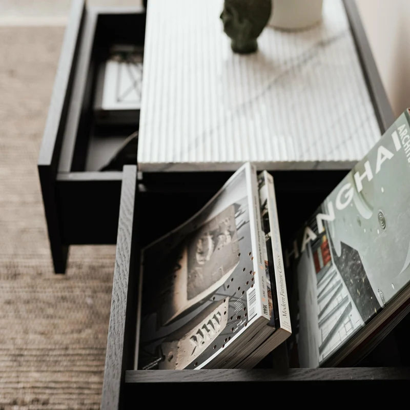 Buffet bas en chêne graphite et marbre blanc broyé Forst - Un’common