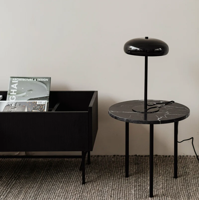 Buffet bas en chêne graphite et marbre blanc broyé Forst - Un’common