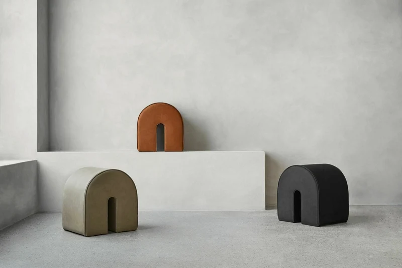 Pouf incurvé noir - Kristina Dam Studio