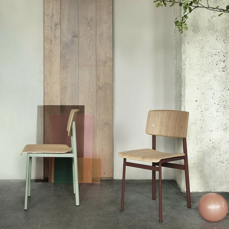 Chaise rouge et bois naturel sans accoudoir Loft - Muuto