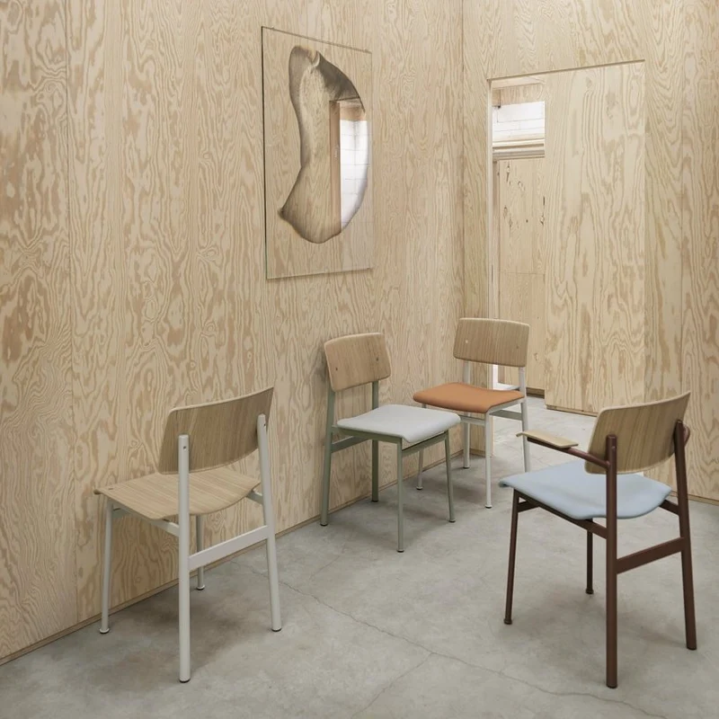 Chaise rouge et bois naturel sans accoudoir Loft - Muuto