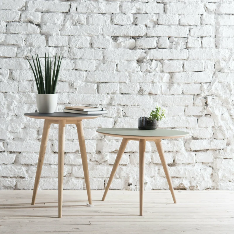 Table d'appoint ronde en chêne et plateau en linoléum olive foncé 45 cm Arp - Gazzda