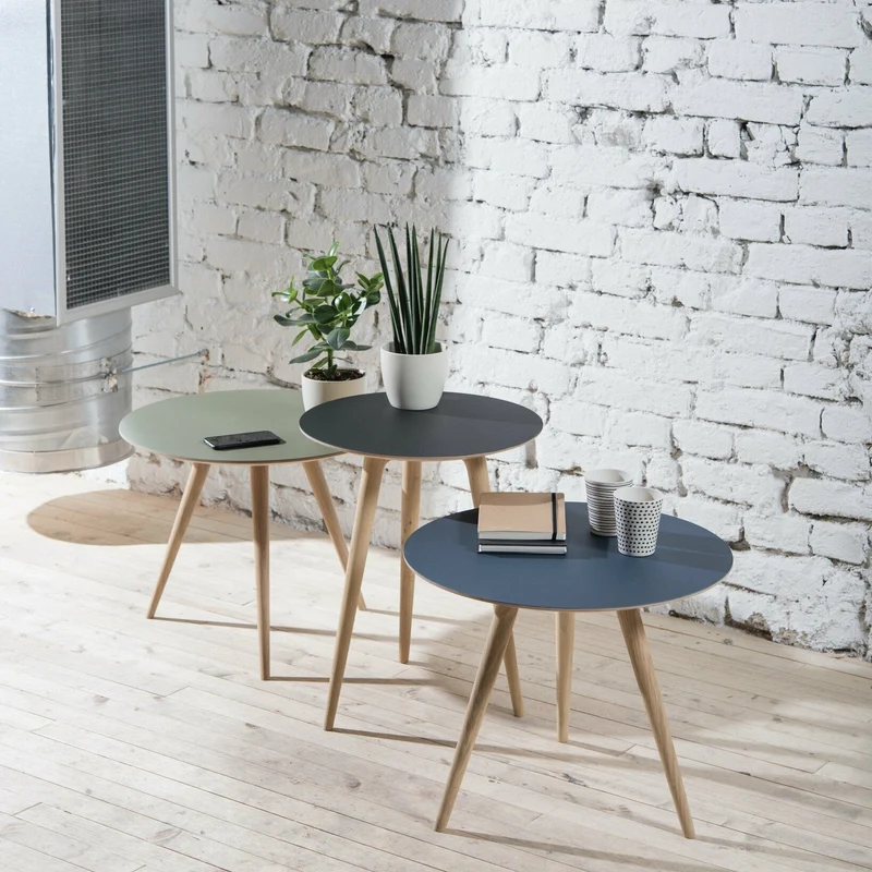 Table d'appoint ronde en chêne et plateau en linoléum olive foncé 45 cm Arp - Gazzda