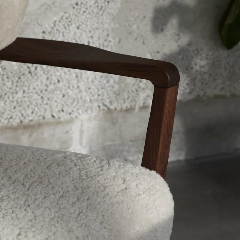 Fauteuil lounge en noyer huilé et bouclé blanc cassé 85 x 85 x 84 cm Wulff ATD2 - &tradition