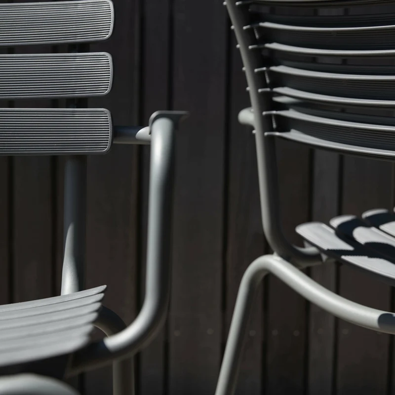 Chaise en plastique recyclé et aluminium noire Reclips - Houe
