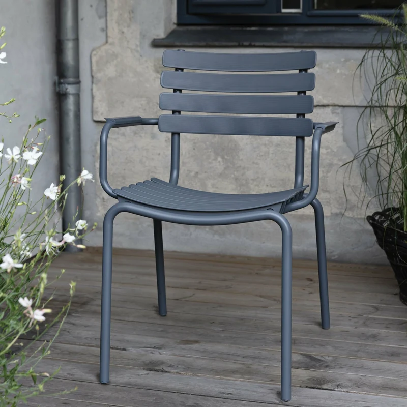 Chaise en plastique recyclé et aluminium grise Reclips - Houe