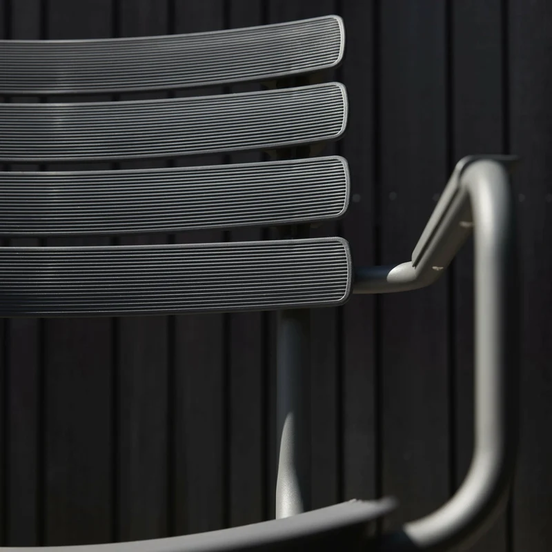Chaise en plastique recyclé et aluminium bleu ciel Reclips - Houe