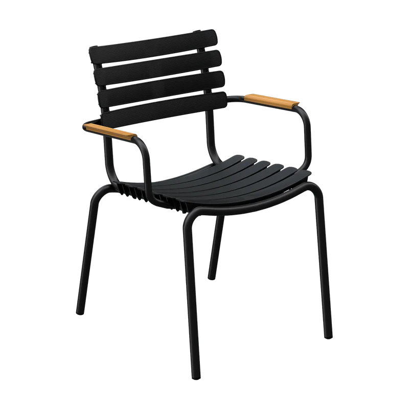 Chaise en plastique recyclé, aluminiumm noire et accoudoirs en bambou Reclips - Houe