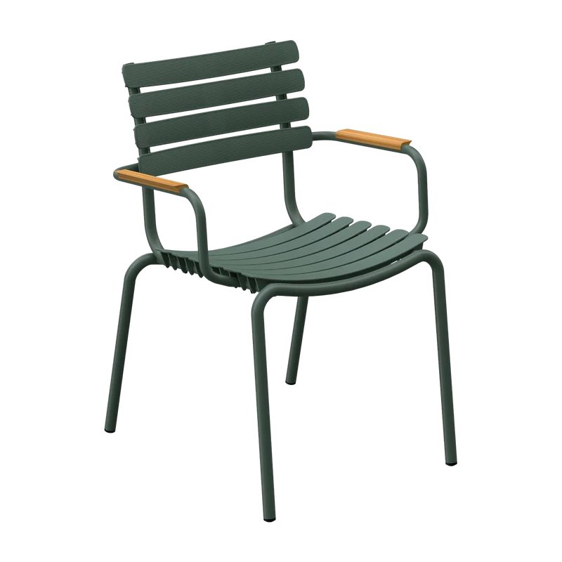 Chaise en plastique recyclé aluminium vert olive et accoudoirs en bambou Reclips - Houe